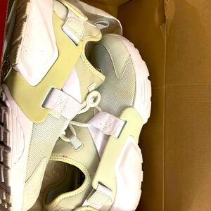 A Nike sneaker good for running and very comfortable size 9 in women.